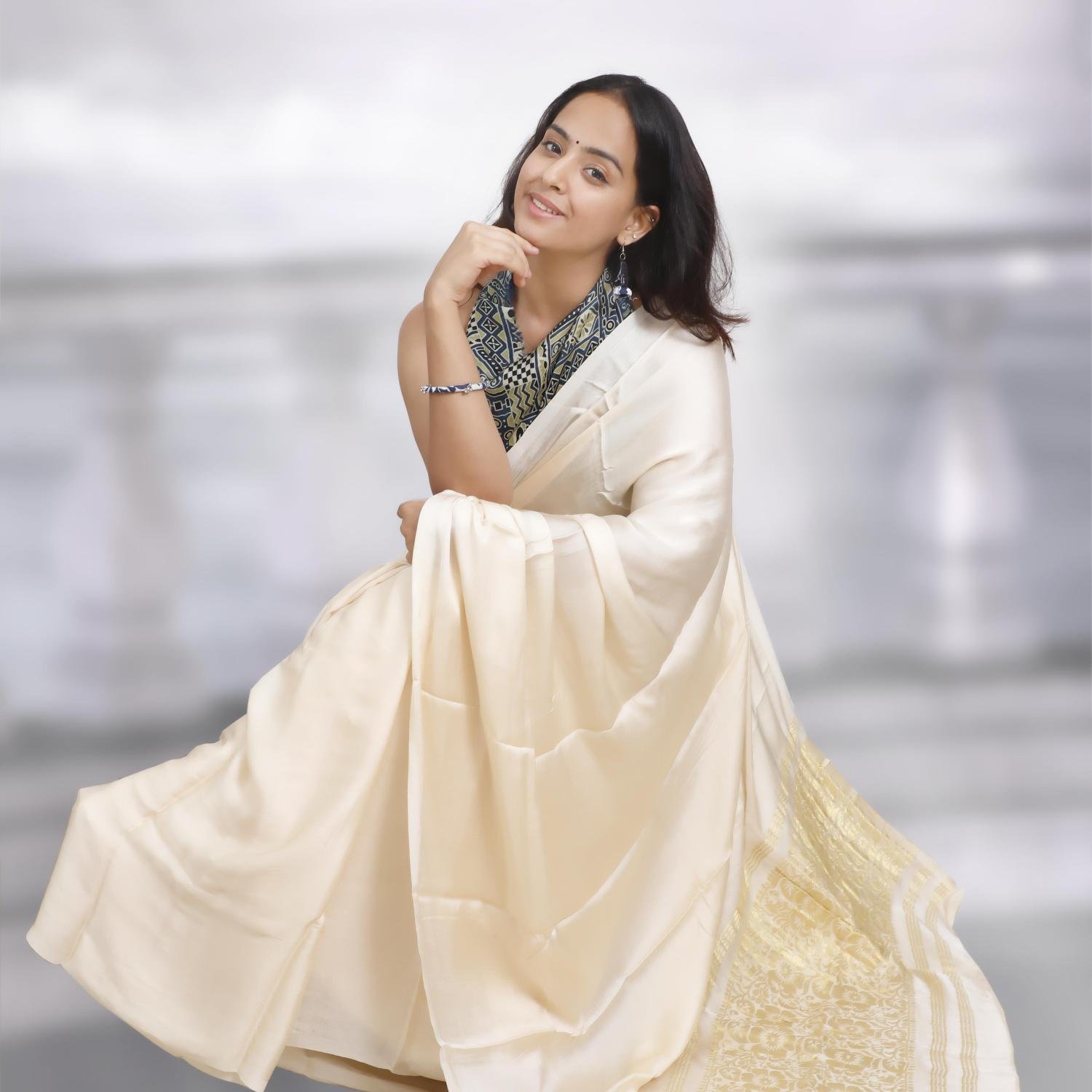 Plain Modal Silk Saree (White) With Nakshi Pallu And Ajrakh Blouse